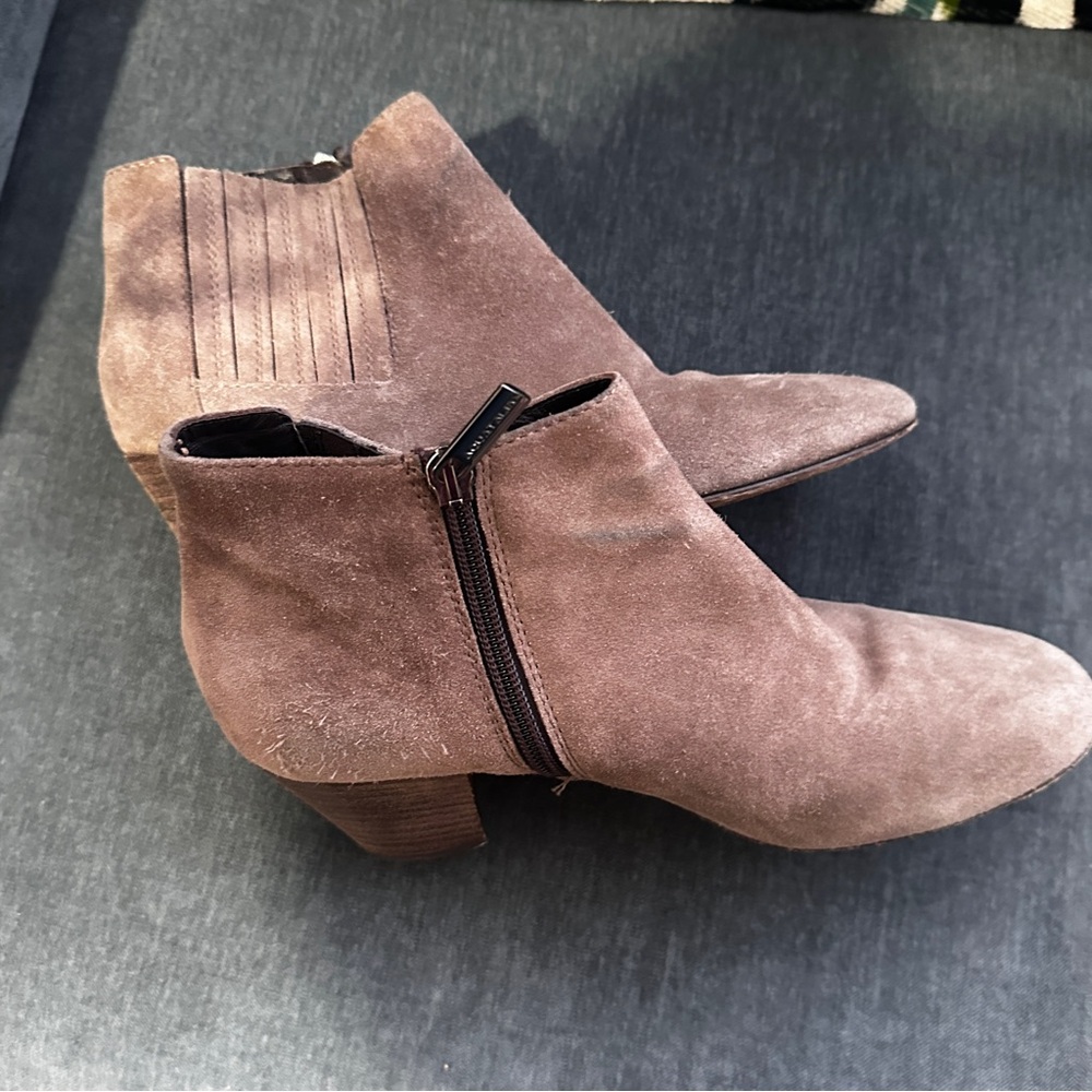 Aquatalia Tan Taupe Suede Leather Stacked Heel Zip Ankle Bootie Boot 8.5 Greige - Picture 6 of 13